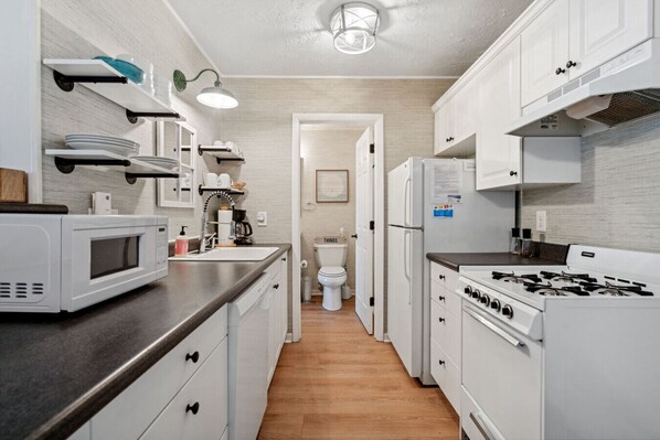 Coffee/tea maker, fridge, microwave, oven