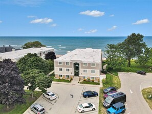 Exterior - Beach and pool are right there to enjoy! (South Haven)