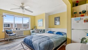 1 bedroom, iron/ironing board, WiFi (free), bed sheets - Beach and pool are right there to enjoy! (South Haven)