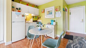 Coffee/tea maker, fridge, microwave, oven - Beach and pool are right there to enjoy! (South Haven)