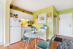 Coffee/tea maker, fridge, microwave, oven - Beach and pool are right there to enjoy! (South Haven)