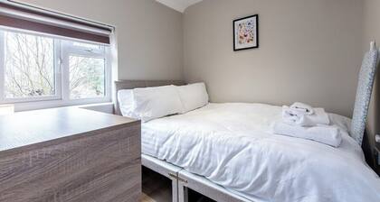 3BR House in Beeston Ideal for Corporate Stays