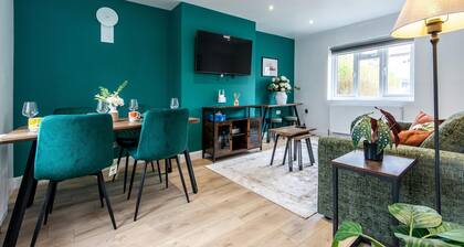 3 Bedroom Terraced House in Beeston Ideal for Corporate Stays