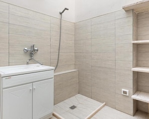 Dusche, Haartrockner, Bidet, Seife