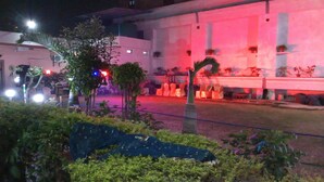 Un espacio al aire libre con un edificio, asientos y plantas.