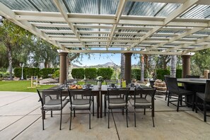 تناول الطعام بالخارج