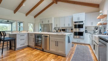 Køleskab, mikrobølgeovn, ovn, kogeplade