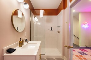 Douche, séchoir à cheveux, serviettes fournies