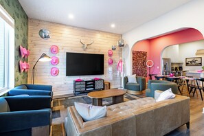 Smart TV - The Last Rodeo | Bachelorette Retreat | Sleeps 24 | 5 Mins to Broadway (Nashville)