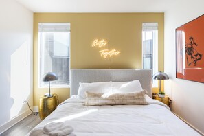 8 bedrooms, iron/ironing board, free WiFi, bed sheets - The Last Rodeo | Bachelorette Retreat | Sleeps 24 | 5 Mins to Broadway (Nashville)