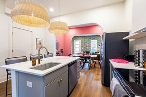 Fridge, oven, stovetop, dishwasher - The Last Rodeo | Bachelorette Retreat | Sleeps 24 | 5 Mins to Broadway (Nashville)