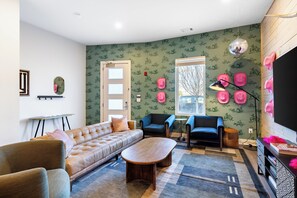 Smart TV - The Last Rodeo | Bachelorette Retreat | Sleeps 24 | 5 Mins to Broadway (Nashville)