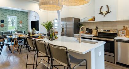 Outrider | Modern Music City Penthouse Sleeps 22