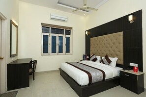 Deluxe Double Room | Free WiFi, bed sheets - New Royal Inn Hotel  (Ahmedabad)