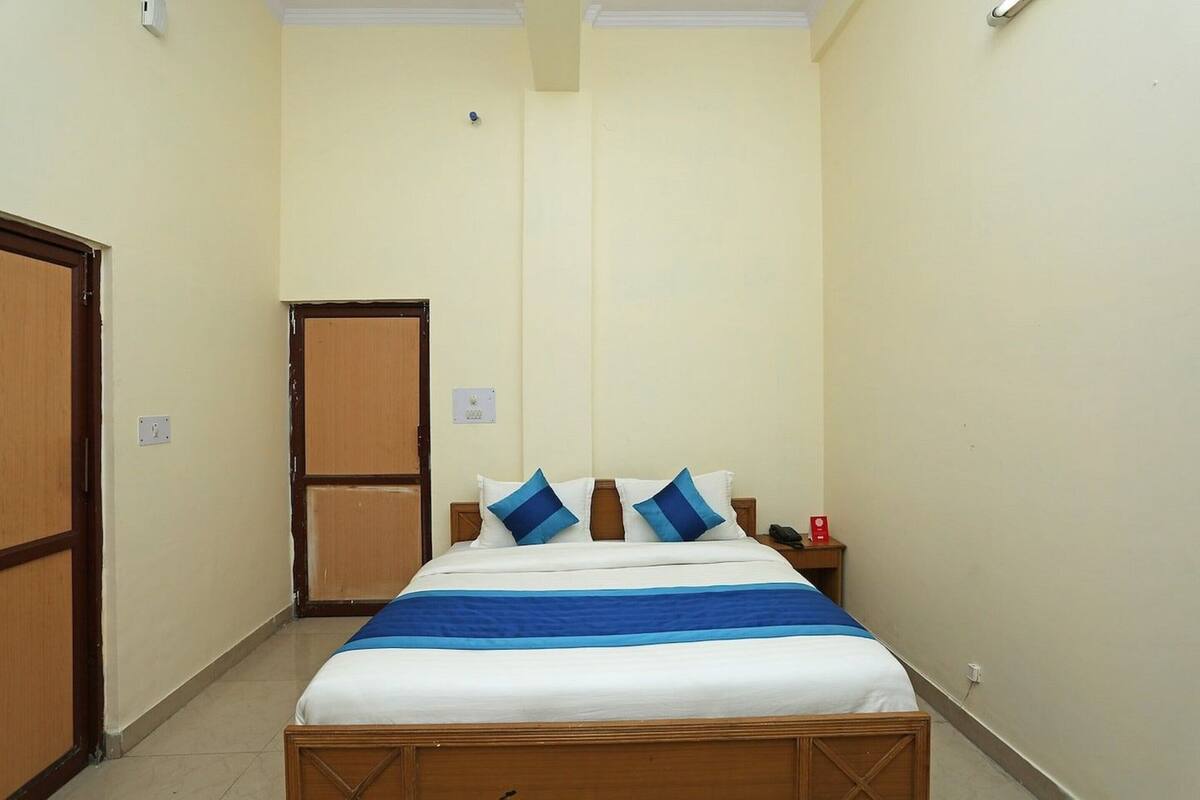 WiFi (free), bed sheets