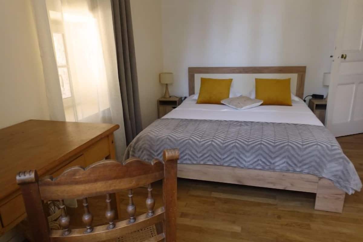 Quarto casal superior, vista para o jardim | Wi-Fi de cortesia