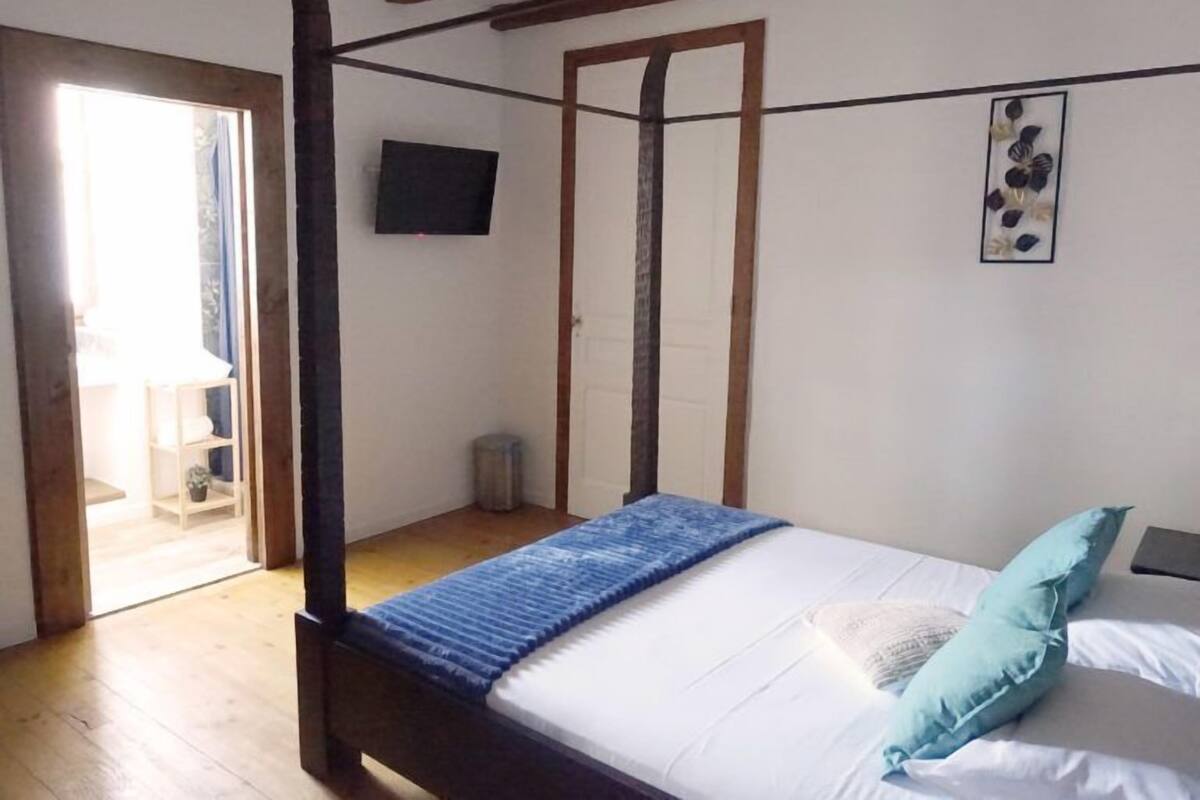 Quarto casal superior, vista para o pátio | Wi-Fi de cortesia