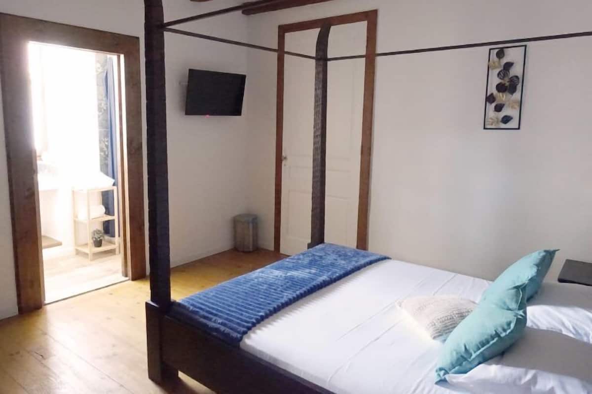 Chambre Double Supérieure, vue cour intérieure | Wi-Fi gratuit
