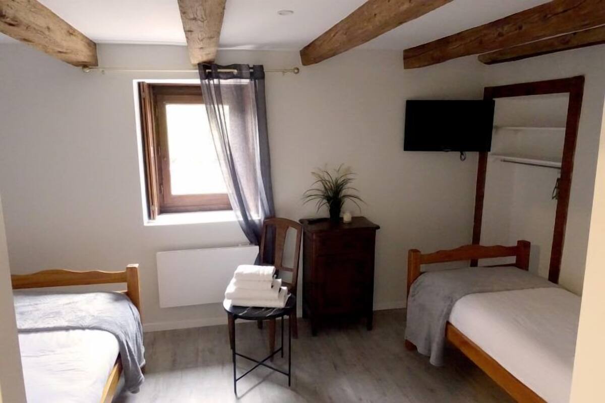 Quarto duplo standard, vista para o pátio | Wi-Fi de cortesia