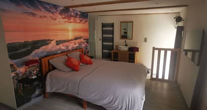 Etage Entier Dans Ancienne Ferme au Cœur du Village, 2 Chambres et Kitchenette