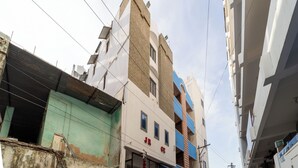 Una calle estrecha flanqueada por edificios, una tienda cerrada con un letrero de Coca-Cola y motocicletas estacionadas.