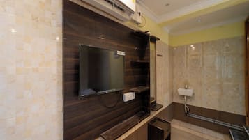 1 bedroom, hypo-allergenic bedding, desk, free WiFi