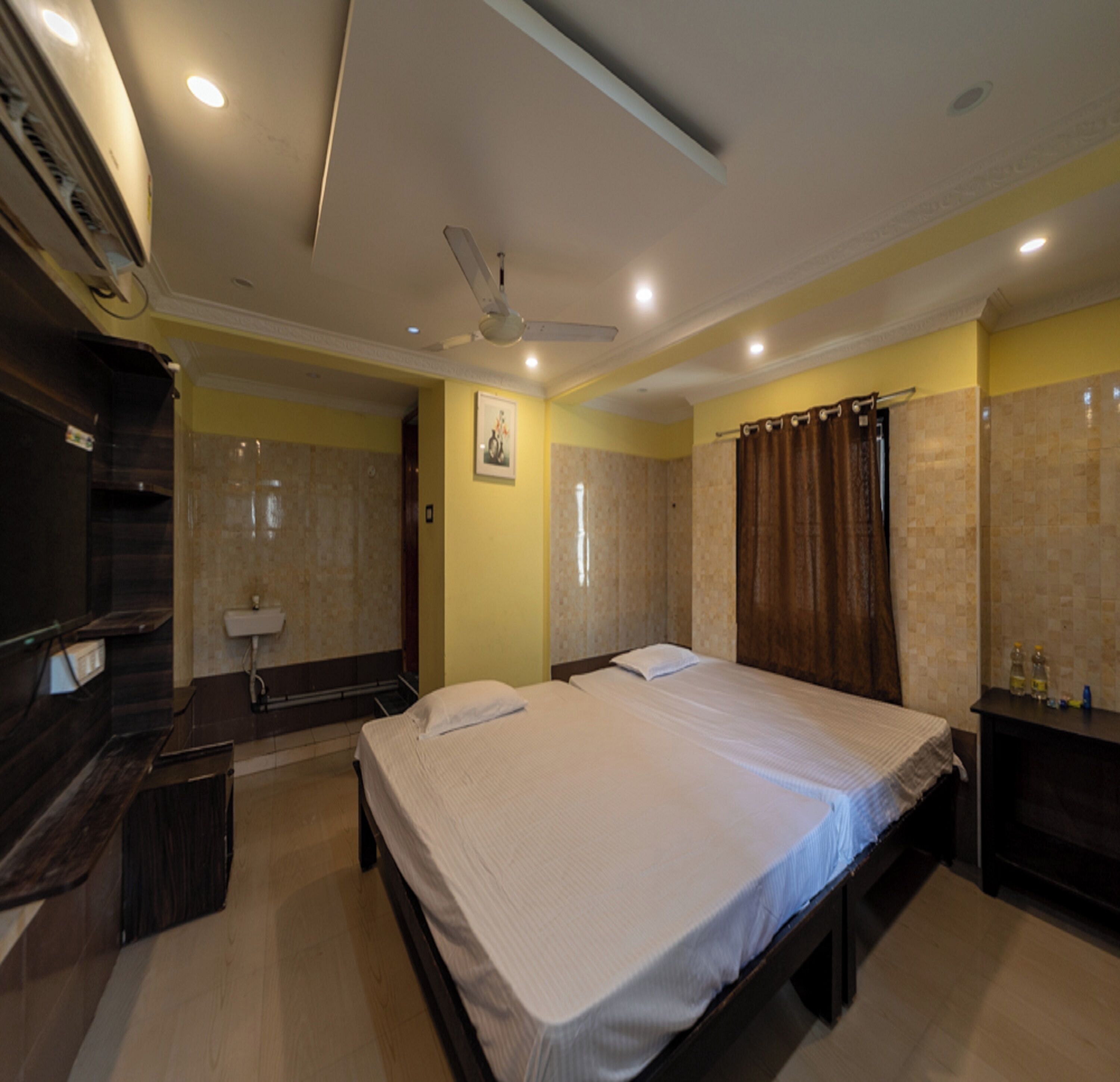 Quadruple Room | Hypo-allergenic bedding, desk, free WiFi, bed sheets