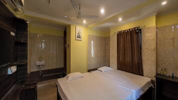 Quadruple Room | Hypo-allergenic bedding, desk, free WiFi, bed sheets