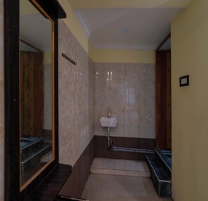 Firemannsrom | Bad | Dusj, regndusjhode, håndklær og såpe