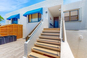 Property grounds - Waterfront condo with pool, tennis court, fitness center, internet, W/D, & AC (Longboat Key)