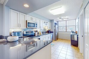 Fridge, microwave, oven, stovetop - Waterfront condo with pool, tennis court, fitness center, internet, W/D, & AC (Longboat Key)