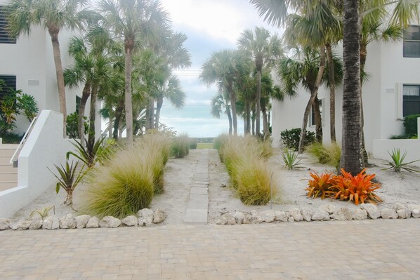 Property grounds - Waterfront condo with pool, tennis court, fitness center, internet, W/D, & AC (Longboat Key)