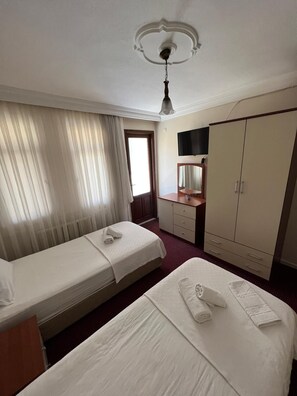 Chambre Confort avec lits jumeaux, vue ville | Wi-Fi gratuit
