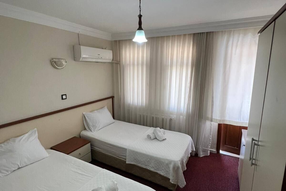Chambre Confort avec lits jumeaux, vue ville | Wi-Fi gratuit