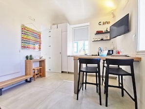 Kühlschrank, Mikrowelle, Herdplatte, Wasserkocher mit Kaffee-/Teezubehör