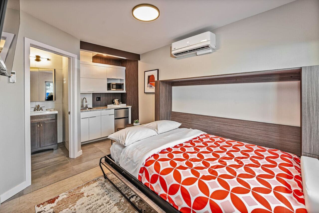 Walkable Wonder: Midtown Studio near Downtown Gems