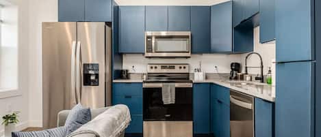 Réfrigérateur, micro-ondes, four, plaque de cuisson