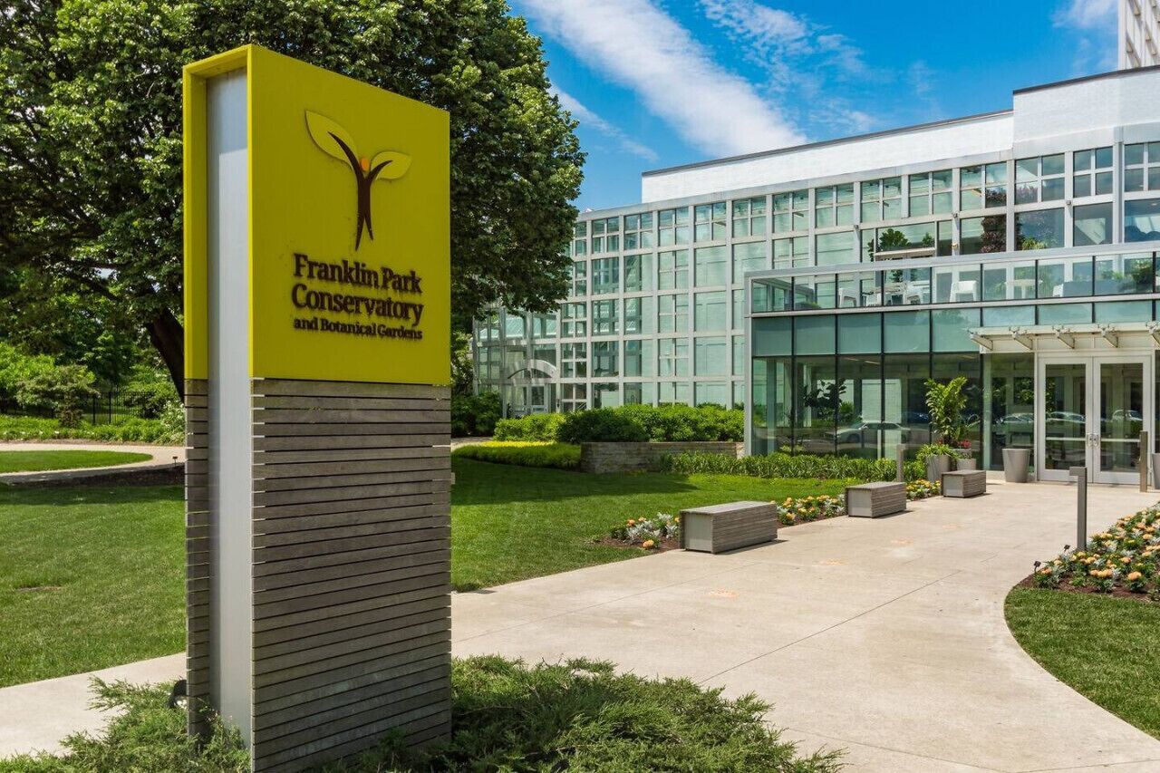 Rakennuksessa on kyltti, jossa lukee Franklin Parkin kasvitieteellinen puutarha ja kasvihalli.