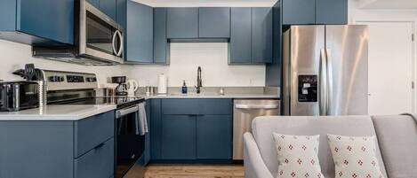 Frigorífic, microones, forn i placa de cuina