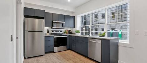 Réfrigérateur, micro-ondes, four, plaque de cuisson