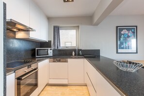 Jääkaappi, mikroaaltouuni, uuni, astianpesukone