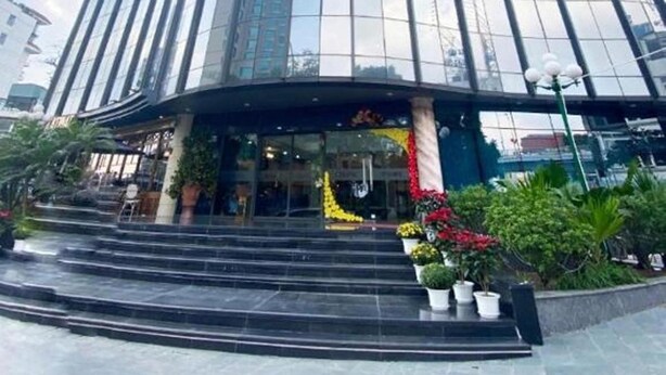 A modern building with a curved glass facade and the sign "LEGEND WESTLAKE". - Legend Westlake Hotel (Hanoi)