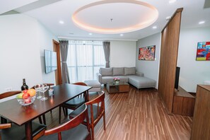 Habitación familiar, vista al lago | Área de sala de estar | Televisión LCD de 32 pulgadas con canales por cable 