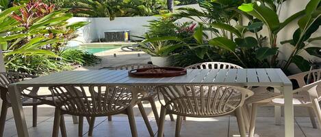 تناول الطعام بالخارج