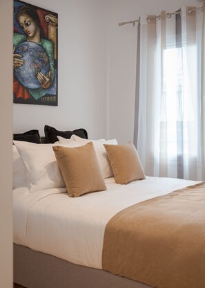 1 Schlafzimmer, Zimmersafe, Schreibtisch, Bügeleisen/Bügelbrett