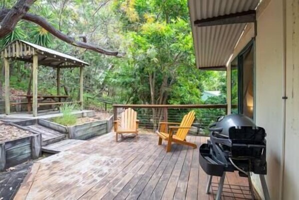 Outdoor dining - Tuckeroo + Sleeps 10 + Central (Point Lookout)
