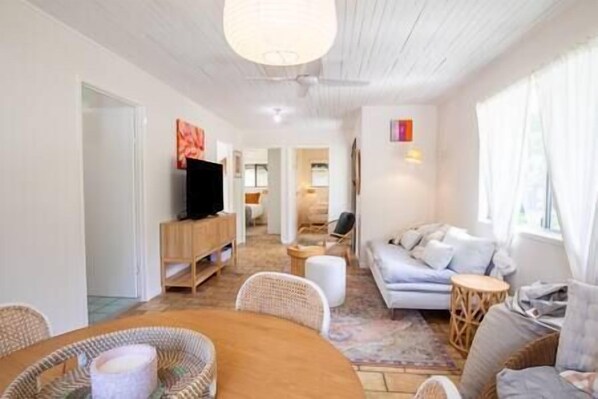 Living area - Cosy Straddie cottage + sleeps 6 + pet friendly (Point Lookout)