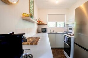 Private kitchen - Cosy Straddie cottage + sleeps 6 + pet friendly (Point Lookout)