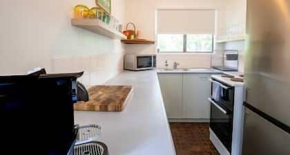 Cosy Straddie cottage + sleeps 6 + pet friendly
