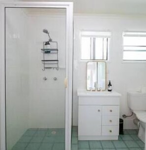Een douche, een haardroger, handdoeken, zeep